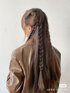 Straight Hair Accessories, Simple Long Hair Hairstyles, Extra Long Hairstyles, Jacket Hairstyles, Interesting Hair, Hair Arrange, Joan Jett, Work Hairstyles, Elegant Hairstyles