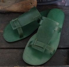 Green Leather Toe Post Sandals, Green Leather Beach Sandals, Green Leather Sandals With Leather Footbed, Green Leather Flip Flops With Round Toe, Casual Vegetable-tanned Leather Sandals, Green Leather Sandals With Leather Sole, Vegetable-tanned Leather Sandals With Single Toe Strap, Handmade Leather Flip Flops, Mens Sandals Fashion