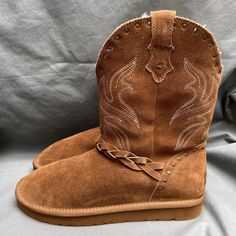 New Size 10 Women’s / Size 8.5 Mens Product Description Time To Saddle Up This Season With The All New Wrangler. Country Vibes Meet Winter. Made With Premium Suede And Faux Fur, These Boots Were Made For Walking. The Wrangler Boots Were Designed With A South-Western Flair That Is And Was Part Of The Original Dna Of Lmo Footwear. It's Made With Premium Upper Materials, And Features A Cozy Faux Fur Lining And Footbed. You Can Wear These All-Day With Endless Comfort Due To The Cirrus Footbed System Casual Snip Toe Boots For Western-themed Events, Casual Brown Boots For Ranch, Casual Suede Boots For Ranch, Casual Round Toe Boots For Western-themed Events, Casual Snip Toe Ranch Boots, Casual Ranch Snip Toe Boots, Casual Leather Boots For Western-themed Events, Casual Suede Boots For Rodeo, Cowboy Boots Brown