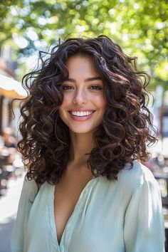 Layered Curly Haircuts Black Women, Wife Chop Hair, Curly Haircut No Layers, Short Curly Haircuts Face Framing, Balayage Hair Curly Caramel Highlights, Haircuts For Medium Curly Hair Layered, Layers Medium Wavy Hair, Natural Curly Medium Length Hair, Haircuts For Wavy Curly Hair Medium