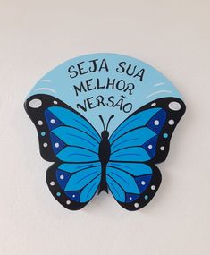 a blue butterfly with the words seja sua melhora verao on it