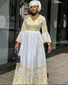 Senegalese Dresses, Bazin Styles, Materials Gown Style, South African Traditional Dresses, Funny Dresses, Lace Dress Design, African Dresses For Kids