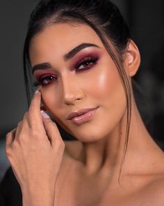 Bordo Makeup, Dark Pink Makeup Looks, Cherry Makeup Look, Pink Eye Makeup Looks, Matte Make Up, Holiday Makeup Looks, Pink Eye Makeup, Barbie Makeup, Birthday Makeup