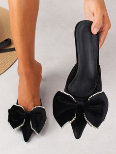 Classy Vintage Outfits, Princess Heels, Black Velvet Bow, Black Princess, Chique Outfits, Velvet Heels, Bow Decor, Black Pumps Heels, Elegante Casual