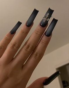 Black Acrylics Nails, Dramatic Prom Nails, Black Acrylic Nails Black Women, Black And Silver Aura Nails, Nail Spa Aesthetic, Dark Baddie Nails, Black Reflective Nails, G59 Nails Acrylic, G59 Nail Ideas