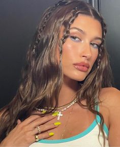 Don't know what to wear to your next music festival? Mini braids are always a easy and safe option! Whether you're wearing your hair curly or straight, mini braids never miss! #Bangstyle #Coachella2022 #braids #hairinpso Hailey Baldwin Hairstyle, Leo Hairstyles, Hair Styles For Going Out, Coachella Outfit 2024, Medium Length Hairstyles For Thick Hair, Simple Coachella Outfit, Off Guard Pictures, Hailey Bieber Hair, Cute Trendy Hairstyles