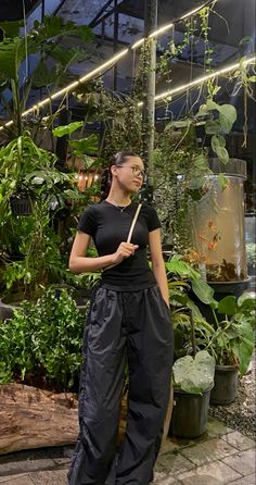 Parachute pant outfit Oversized Parachute Pants Outfit, Concert Outfit Ideas Cargo Pants, Concert Comfy Outfit, England Outfit Ideas, Parachute Pant Outfits, Tech Pants Outfit, Parachute Pants Outfit Summer, How To Style Parachute Pants, Parachute Pants 80s