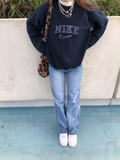 College Crewneck Outfit, Navy Crewneck Outfit, Outfits With Crewneck, Vintage Sweatshirt Outfit, Y2k Wishlist, Blue Crewneck Outfit, Crewneck Outfit Aesthetic, Nike Sweatshirt Outfit, Blue Sweatshirt Outfit