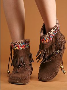 ☯☮ॐ American Hippie Bohemian Style ~ Boho Moccasins! Fringe Moccasin Boots, Estilo Hippy, Madden Boots, Boot Shoes