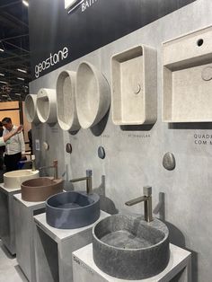 there are many different sinks on display at the showroom, including one for each sink