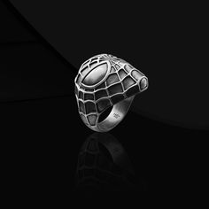 Spinnennetz Ring Unsere Spinnennetz Ringe sind ein wahres Juwel für alle Schmuck-Enthusiasten da draußen! Dieses atemberaubende Stück wurde in sorgfältiger Handarbeit aus 925er Sterlingsilber gefertigt und gewährleistet sowohl Qualität als auch Haltbarkeit. Sein Vintage-inspiriertes Design verleiht jedem Outfit einen Hauch von zeitloser Eleganz und ist somit sowohl für den Alltag als auch für besondere Anlässe geeignet. Inspiriert von der ikonischen Spiderman Gesichtsmaske, dient dieser silberne Spiderman Ring, 22 Carat Gold, Gift For Best Friend, Outfit Making, Ring Metal, Vintage Inspired Design, Oxidized Silver, Spider Web, Metal Rings