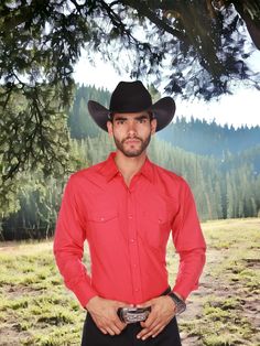 Camisa vaquera Manga larga / long sleeve Boton de broche /snap button Material: 35% cotton / 65% Polyester Cowboy shirt. Wild Wild West, Cowboy Shirt, Fashion Shirts, Mens Cowboy Boots, Cowboys Shirt, Work Boots Men, Leather Cowboy Boots, Solid Red, Boots Outfit