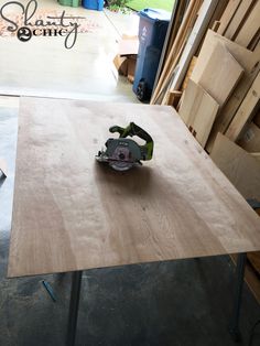 a table that has some kind of tool on it in the middle of a room