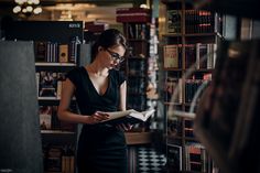 Fashionable Work Outfits, Librarian Style, Woman Reading, Reading A Book, Wearing Glasses, Girls With Glasses, 인물 사진, Gentleman Style, Librarian