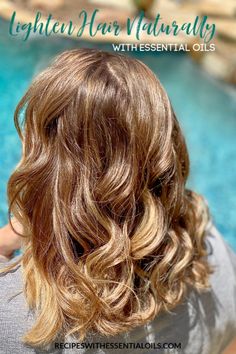 How to Lighten Hair with Essential Oils - Recipes with Essential Oils Diy Hair Lightening Spray, Hair Lightener Diy, Naturally Lighten Hair, Sun In Hair Lightener, Sun In Hair, Sun Bleached Hair, Hair Lightening Spray, Essential Oil Hair, Lighten Hair Naturally