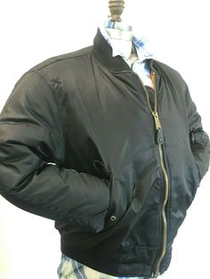 MENS NYLON BOMBER JACKET MENS FLYING JACKET SIZE: M - PLEASE  SEE  MEASUREMENTS BELOW AS FITS CAN VARY BY DESIGNER, CUT, ETC. CLOTH: NYLON COLOR: BLACK 2 POCKETS OUTSIDE, 1  INSIDE CHEST POCKET  BUTTON:  ZIP FRONT VENTS: NONE JACKET MEASURES: SHOULDER TO SHOULDER: 18.5 INCHES UNDERARM TO UNDERARM, ACROSS BACK: 21.0  INCHES WAIST LAID FLAT ACROSS: 21  INCHES JACKET LENGTH AT CENTER SEAM FROM BOTTOM OF COLLAR : 25.0 INCHES SLEEVE LENGTH FROM SHOULDER SE Casual Black Outerwear With Padded Collar, Black Techwear Outerwear With Padded Collar, Black Fitted Urban Outerwear, Fitted Black Outerwear With Pockets, Classic Black Hooded Outerwear, Black Padded Collar Outerwear For Work, Flying Jacket, Black Orange, Chest Pocket