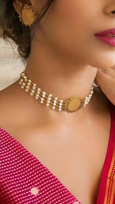 Pearl Jwellary On Saree, Gold Ginni Jewellery, Ginni Jewellery Design, Gold Pearl Jewelry Set, Modern Gold Jewelry Necklaces, Modern Pearl Jewelry Necklace, Gold Sets Jewelry Indian Design, Pearl Choker Indian, Pearl Choker Necklace Indian