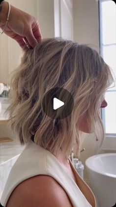 Becky Hillyard // Cella Jane on Instagram: "How to create effortless waves and texture on short hair. ✨   Cut, color and style by @kirbykontempohair   #hairtutorial #hairideas #shorthair #bobhaircut #bobhairstyles" How To Curl Bobbed Hair Beach Waves, How To Curl Choppy Bob Waves, How To Curl Loose Waves Short Hair, Large Waves Short Hair, Textured Bob For Thinning Hair, How To Do Beachy Waves On Short Hair, Scrunched Short Hair, Short Hairstyle Wavy Hair Women, How To Soft Waves Short Hair