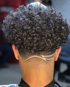 Curly Hair Designs, Taper Fade Short Hair, Fade Haircut Designs, Fade Haircut Curly Hair, Taper Fade Curly Hair, Haircut Selfie, Photo Hijab, Curly Hair Fade