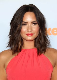 The Best Haircuts to Thin Out Thick Hair - The Skincare Edit Lob Haircut Thick Hair, Lob Haircut, Popular Haircuts, Round Face Haircuts, Celebrity Hair Stylist, Penteado Cabelo Curto, Haircut For Thick Hair, Medium Hair Cuts, Shoulder Length Hair