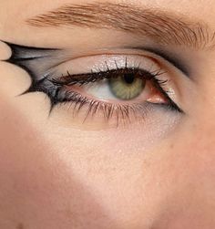 Natural Douyin, Eyeliner Inspo, Nye Makeup, Alt Makeup, Graphic Makeup, Graphic Eyeliner, Eyeliner Makeup, Special Effects Makeup, Make Up Inspo