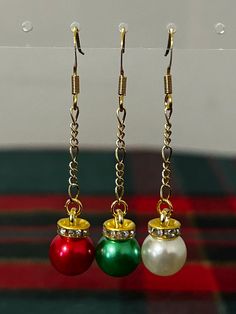 Small Christmas Ornament Dangle Earrings. Available in three colors: Red, Green, and White Christmas Earing Diy, Christmas Diy Jewelry, Diy Dangle Earrings Ideas, Handmade Christmas Earrings, Bead Earrings Ideas, Diy Christmas Jewelry, Holiday Jewelry Diy