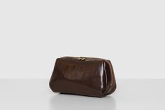 Toiletry Bag | Unisex Bag | Wide opening   - Handmade in Italy  - Full grain Italian leather  - Dim. 26 cm (L) x 15 cm (H) x 10 cm (W) | Capacity 3.9 Lt | Weight 0.27kg   - 12 month warranty   The Otto dopp kit is compact, light and functional, it features 2 ways Ykk zippers that allows you to see everything stashed inside. The perfect travel accessory Crafted in Italy from premium full grain-leather, this lightweight, durable toilet bag features a roomy compartment and three open inner pockets. This toilet bag will accompany you for years to come.  The perfect match for any of our duffles for an awesome travel set. The branded Republic of Florence dust cover will help protect your bag from dust and mold while it is being stored. Built to Last:  - Italian full grain calf-skin leather - Dur Toilet Bag, Matt Brown, Travel Cases, Leather Laptop Backpack, Leather Toiletry Bag, Chocolate Leather, Toiletry Kit, Dopp Kit, Leather Laptop