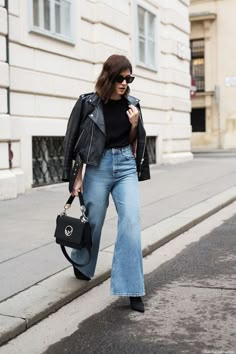 No es un secreto que los jeans son una de las prendas más versátiles y prácticas, por eso no será difícil que hagan match con el resto de nuestra ropa. Flare Jeans Outfit Winter, Wide Jeans Outfit, Flare Jean Outfit, Wide Leg Outfit, Flare Jeans Outfit, Wide Leg Jeans Outfit, Look Office, Look Jean