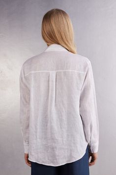 Linen cloth shirt with front pocket and cuffed sleeves. Relaxed fit.
The model is 5’ 9” (175 cm) tall and is wearing a size S. Casual Long Sleeve Shirt With Cuffed Sleeves, Relaxed Fit Long Sleeve Top With Rolled Sleeves, Casual White Top With Fold Down Collar, Spring Blouse With Pockets And Spread Collar, Rolled Sleeves Long Sleeve Tops For Casual Gatherings, Relaxed Fit Shirt With Roll-up Sleeves For Daywear, White Tops With Pockets For Casual Gatherings, Classic Tops With Rolled Sleeves For Casual Gatherings, Fall Top With Spread Collar And Cuffed Sleeves