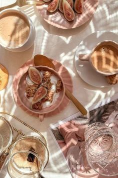 top view shot of food on nude, neutral sheet and cutlery Blogger Tips, Pretty Food, Food Design, Food Photo, Summer Vibes, A Table, Smoothie