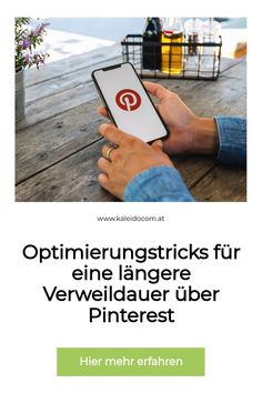 Person hält ein Smartphone mit geöffnetem Pinterest-Logo, darunter Text zur Optimierung der Verweildauer.