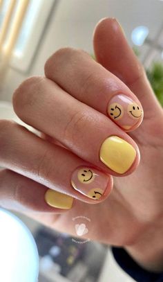 Cute Nail Art For Short Nails Summer, How To Do Smiley Face Nails, Nail Ideas For Gel Nails, Cute Short Nails Smiley Face, Nail Art Designs Smiley Face, Pretty Nails Short Gel, Short Nails With Smiley Faces, Summer Cute Short Nails, Simple Nail Designs Smiley Face