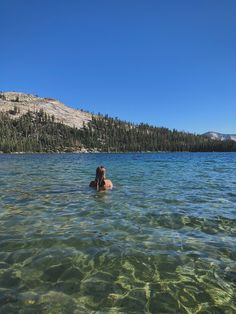 clear pretty blue water. mountains in background. Yosemite National Park Aesthetic, Yosemite Aesthetic, Yosemite Summer, Grace Aesthetic, Hannah Grace, California Aesthetic, Hiking National Parks, Aesthetic Travel