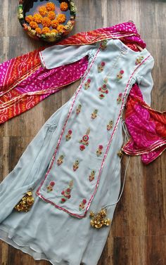 Indian Designer Suits, Anita Dongre, Salwar Kamiz, Indian Gowns Dresses, Kurti Designs Party Wear, Kurta Designs Women, Party Kleidung, Indian Gowns, Embroidery Suits Design