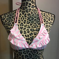 Super Cute New Without Tags Size Small Pink And White Bikini Top Has Removable Padding River Mermaid, Gyaru Y2k, Pink Bikinis, White Swimsuit Top, Thrift Ideas, Gyaru Aesthetic, Cute Swimwear, Ruffle Bathing Suit, Body Armour