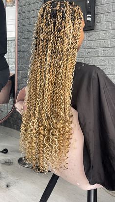 Blonde Island Twist With Curls, Blonde Twist Braids Black Women, Twist Goddess Braids Hairstyles, Blond Twist Braids Hairstyles, Blonde Black Hairstyles, Blonde And Brown Passion Twist, Twists Braids With Curls, Twist Braids Hairstyles Blonde, Knotless Twists With Curls