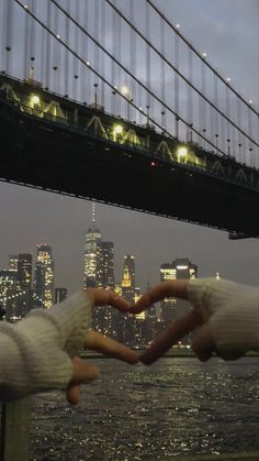 finger heart in front of east river/manhattan bridge Breanna Core Aesthetic, Finger Hearts Aesthetic, Brooklyn Core Aesthetic, Finger Heart Aesthetic, Allison Core Aesthetic, Nyc Romance, Allison Aesthetic, Brooklyn Core, Allison Core