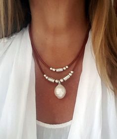 This simple but effective leather necklace with a large oval pearl is always a good companion. The leather makes the necklace casual and sporty, the pearl gives the necklace an elegant look. The necklace is simply a great combination of leather and pearl and is always an eye-catcher. ❤︎complete your look:❤︎ https://www.etsy.com/listing/779172917/woman-leather-bracelet-beaded-bracelet?click_key=0d6bfa9ef62234649739aa0260c1a5818bdde48f%3A779172917&click_sum=36cbf29e&ref=shop_home_active_36&pro=1&f Leather Beaded Necklace, Pearl Drop Pendant, Diy Necklaces, Diy Collier, Ring Pearl, A Necklace, Ideas Aesthetic, Bead Leather, Leather Necklace