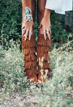 25 Ways to Wear Fringe featuring Tessa | Minnetonka Moccasin Minnetonka Fringe Boots Outfit, Minnetonka Boots Outfit, Fringe Boots Outfit, Fall Fringe, Minnetonka Fringe Boots, Minnetonka Boots, Boho Shoes, Minnetonka Moccasins