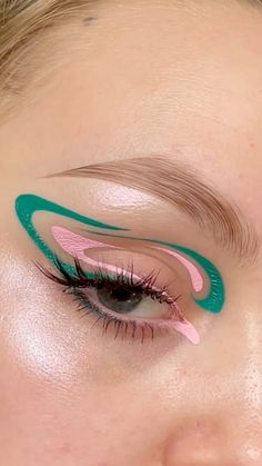 Eye Lining Ideas, Graphic Look Makeup, Makeup With Colored Eyeliner, Colourful Graphic Liner, Colorful Liner Makeup, Eyeliner Styles Colorful, Two Color Eyeliner, Colorful Eyeliner Makeup, Graphic Eyeliner Color