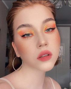 Indie Makeup Looks, Hippie Makeup, Looks Hippie, Vibrant Makeup, Orange Makeup, Flower Makeup, Indie Makeup, Graphic Makeup, Work Makeup