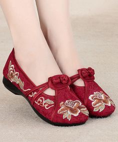 Experience the artistry of bohemian style with these luxurious Red Flat Shoes. The intricate embroidery and stunning fabric splicing showcase true elegance and sophistication.Made of:-Cotton Fabric Upper.-EVA sole- cushioned insole.