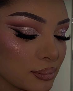 Quince Makeup With Rhinestones, Makeup Ideas For Quinceanera Pink, Make Up Sweet 16, Prom Makeup Full Face Glam, Makeup With Light Pink Dress, Full Glam Pink Makeup, Makeup Look For Birthday, Pink Sparkly Makeup Looks, Make Up For Quinceanera Makeup