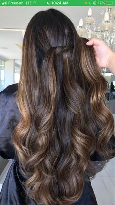 Latina Summer Hair Color, Black Hair Balayage Latina, Fall Hair Balayage, Brunette Ideas, Hair Refresh, Hair Color For Dark Skin, Straightening Curly Hair, Puffy Hair, Latina Hair