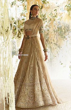 Tarun Tahiliani - India 🇮🇳 Tarun Tahiliani White Lehenga, Tarun Tahiliani Gown, Classy Engagement Dress, Tarun Tahiliani Lehenga, Tarun Tahiliani Bridal, India Wedding Dress, Western Lehenga, Indian Dresses For Women, Gold Lehenga