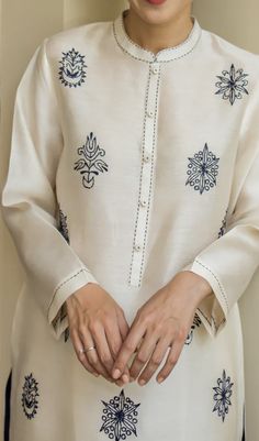 Embroidery Fashion Detail, Kurta Patterns, Simple Hand Embroidery Patterns, Designer Kurti Patterns, Neck Designs For Suits, Kurti Embroidery Design, Dress Design Patterns, Embroidery Tutorial