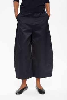 Rounded wide-leg trousers Cos Trousers, How To Style Culottes, Structured Fashion, Wide Leg Culottes, Womens Trendy Dresses, Design Wardrobe, Black Wide Leg Pants, Ageless Style, Fashion Victim