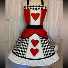 This Handmade Adjustable Apron Is Paired With All The Accessories To Make Your Costume Standout. Worn Once. Wig Is Super Fun And Can Be Styled Various Ways. Apron With Pockets Wig Heart Clips Heart Earrings Handmade Wand White Blouse (Large) Disney Queen Of Hearts, Disney Queens, Apron With Pockets, Accessories To Make, Apron Pockets, Queen Of Hearts, White Blouse, Cottage Core, Heart Earrings