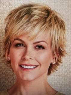 Growing Out Short Hair, Natural Hair Styles Easy, Short Hair Styles For Round Faces, Penteado Cabelo Curto, Pixie Hairstyles