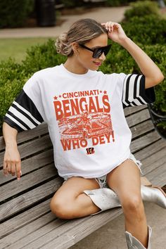 Show off your Cincinnati Bengals pride in our striking contrast sporty oversized short sleeve tee. With trendy jersey mesh sleeves adorned with sports striping and a ribbed neckline, it's your go-to choice for representing in style. White Sports Fan T-shirt Relaxed Fit, White Sports Fan College Top, Retro White Tops For Game Day, White Retro Tops For Sports Season, Retro White Top With Team Name, Retro White Tops With Team Name, White Tops For Football Season Streetwear, White Streetwear Tops For Football Season, White Fan Apparel Sports Top